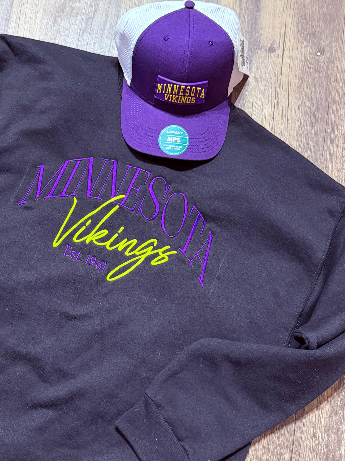 MINNESOTA - ViKiNGS - EMBROIDERED - CREWNECK SWEATSHIRT - BLACK