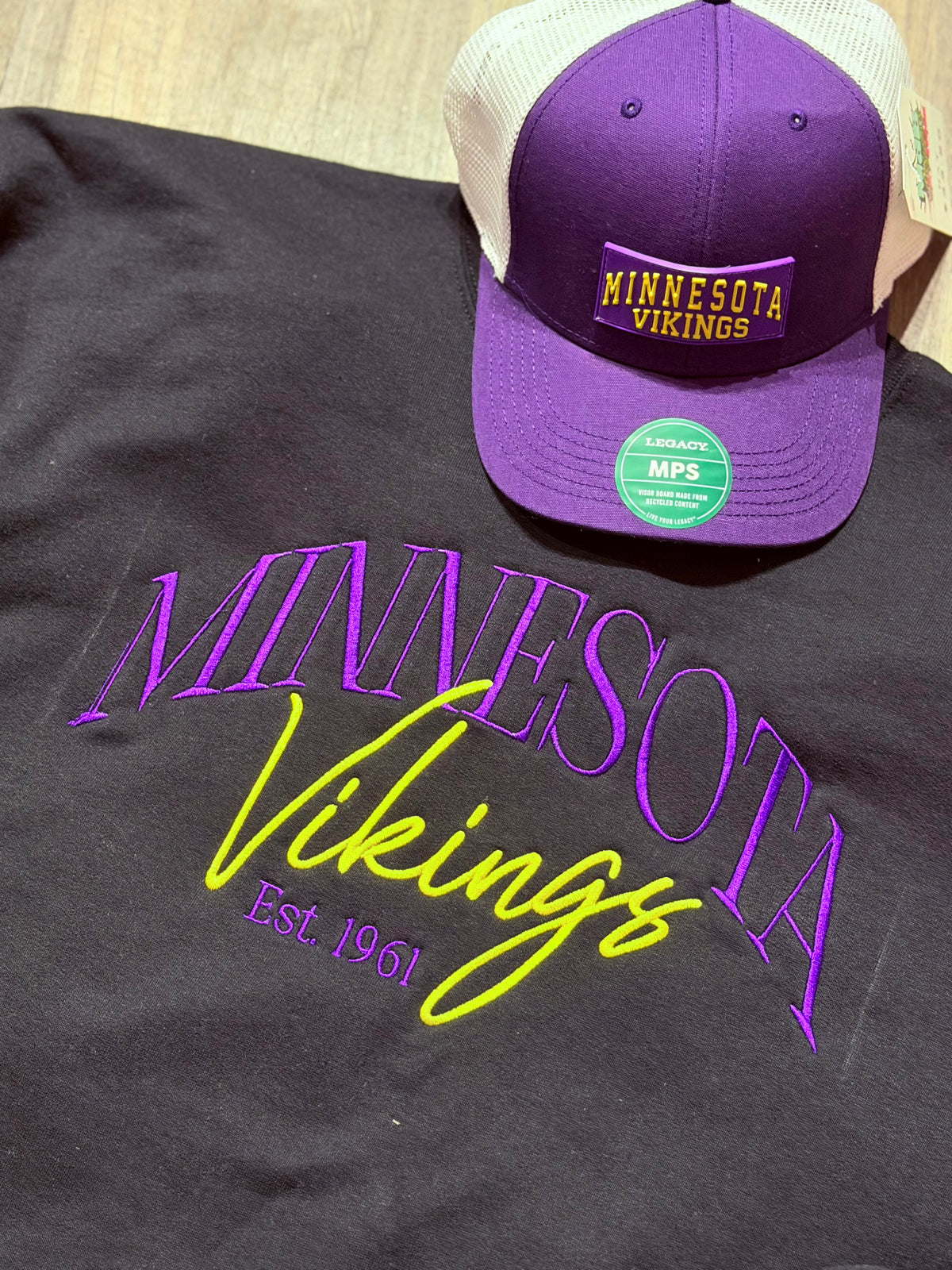 MINNESOTA - ViKiNGS - EMBROIDERED - CREWNECK SWEATSHIRT - BLACK