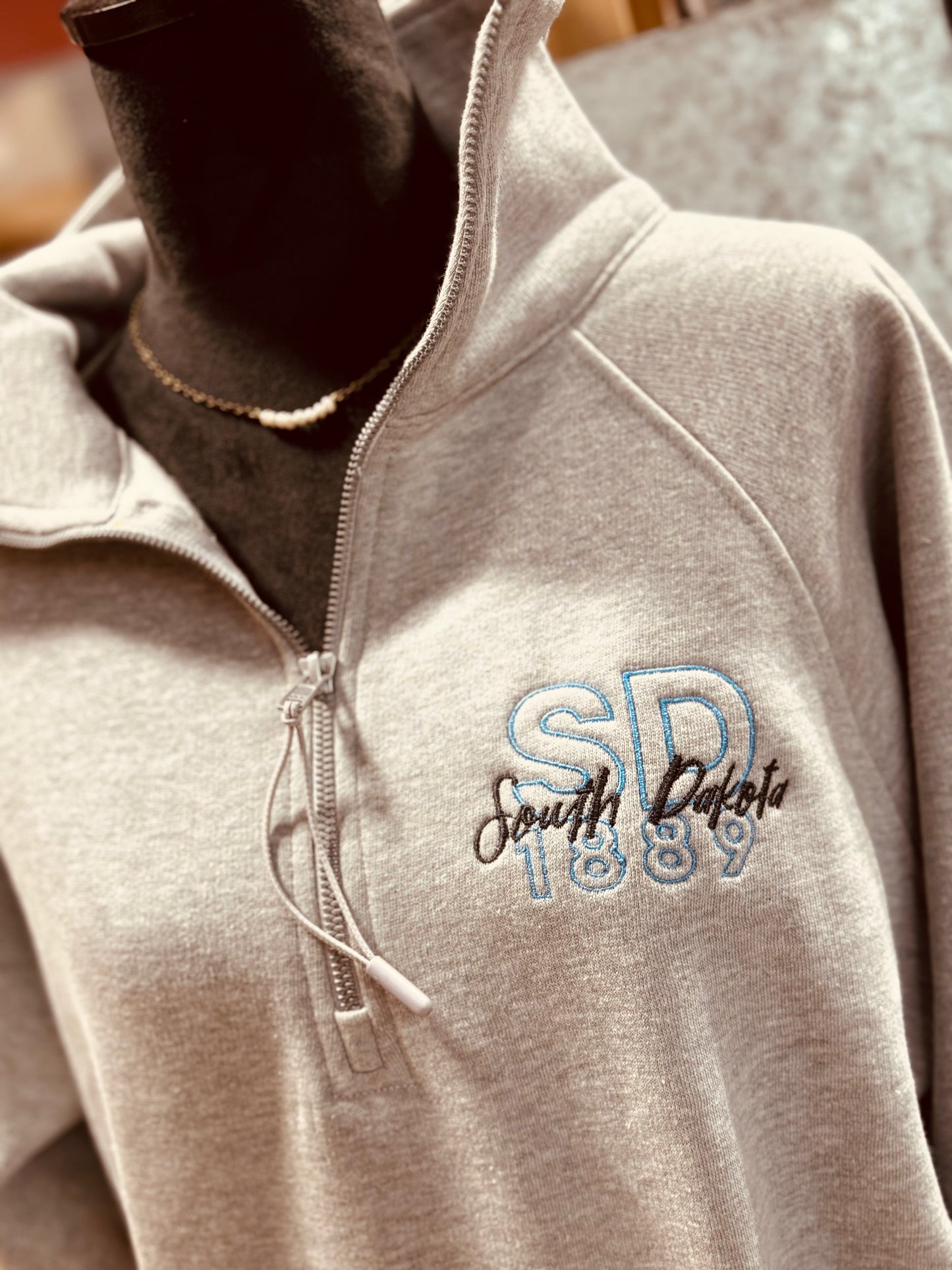 SOUTH DAKOTA 1/4 ZIP - CREWNECK SWEATSHIRT